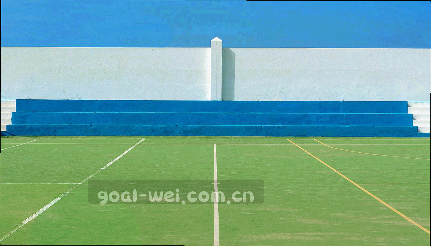 俯瞰球场与纵向分区线条构成的走势意象，冷峻克制